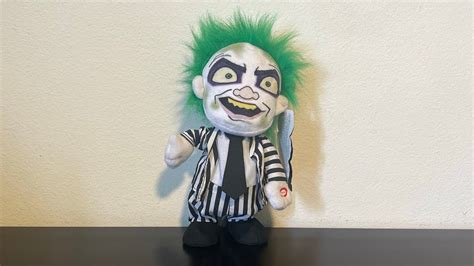 ¿Te atreves a explorar la magia oscura y la lucha por el poder en Beetlejuice? Una comedia macabra con un fantasma travieso!