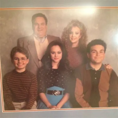 ¡Descubre The Goldbergs! Un retrato nostálgico de la vida familiar en los años 50 con un toque humorístico irresistible.